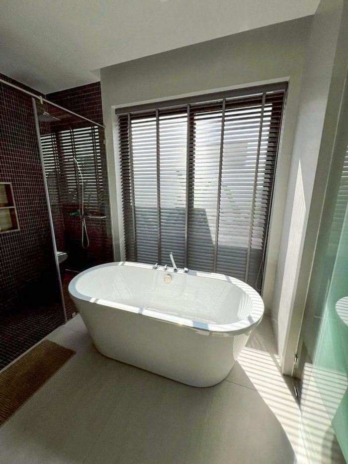 รูป วิลล่าหรูสไตล์โมเดิร์นลอฟท์ พร้อมสระว่ายน้ำและ Garden Suite ในเชิงทะเล – 3 ห้องนอน - รูปที่ 13/20