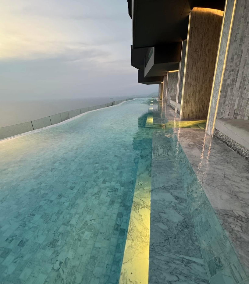 picture Luxury Beach front condo Arom Wongamart Pattaya  - 1/10