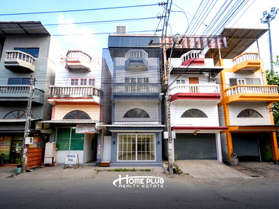 ทาวน์โฮม ถนนร่มเกล้า : ทาวน์โฮม 3.5 ชั้น รีโนเวทใหม่ ซอยร่มเกล้า 21 แยก 2 เขตลาดกระบัง