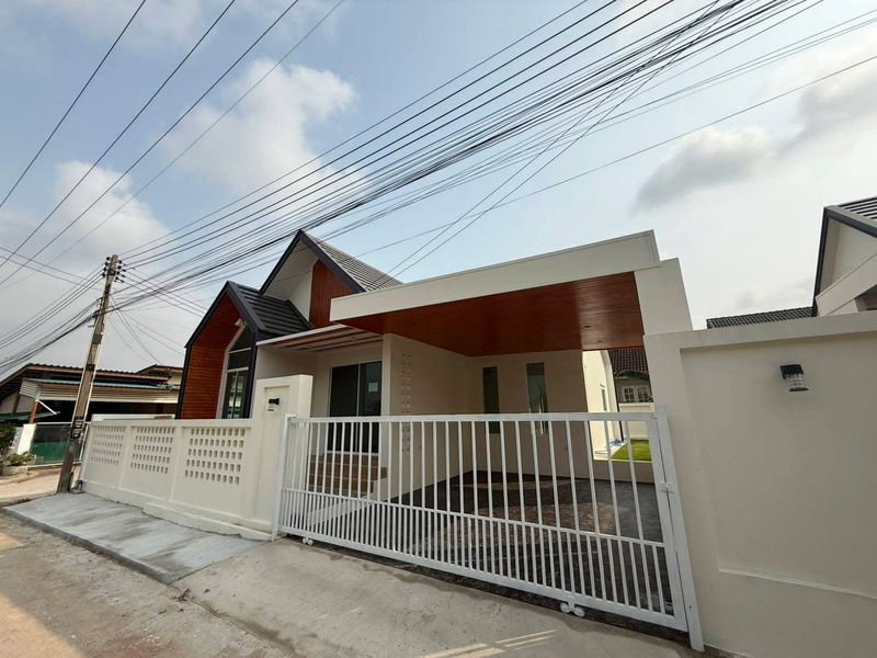 รูป ขายบ้านโครงการใหม่ ใกล้บางแสน ใน บ้านพอดี เดินทางสะดวก - รูปที่ 2/12