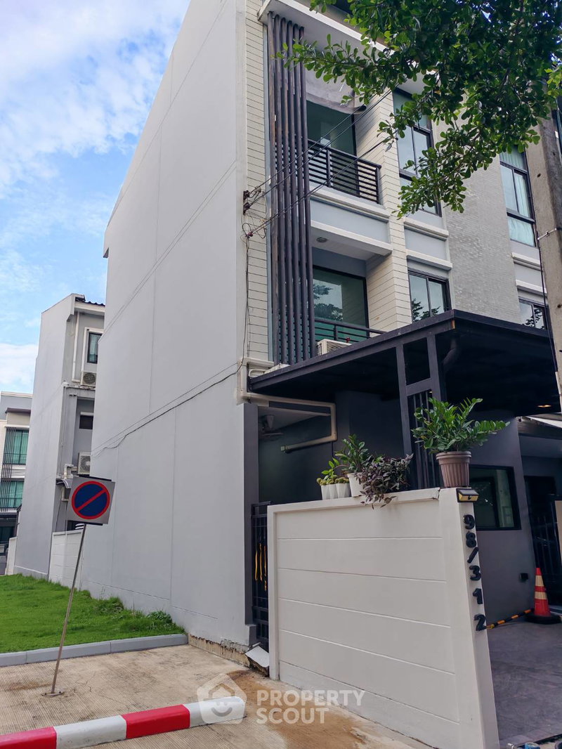 Townhouses for sale : 3-BR Townhouse at Baan Klang Muang Rama 9 - Ramkhmahaeng in Phlapphla (ID 2873203)