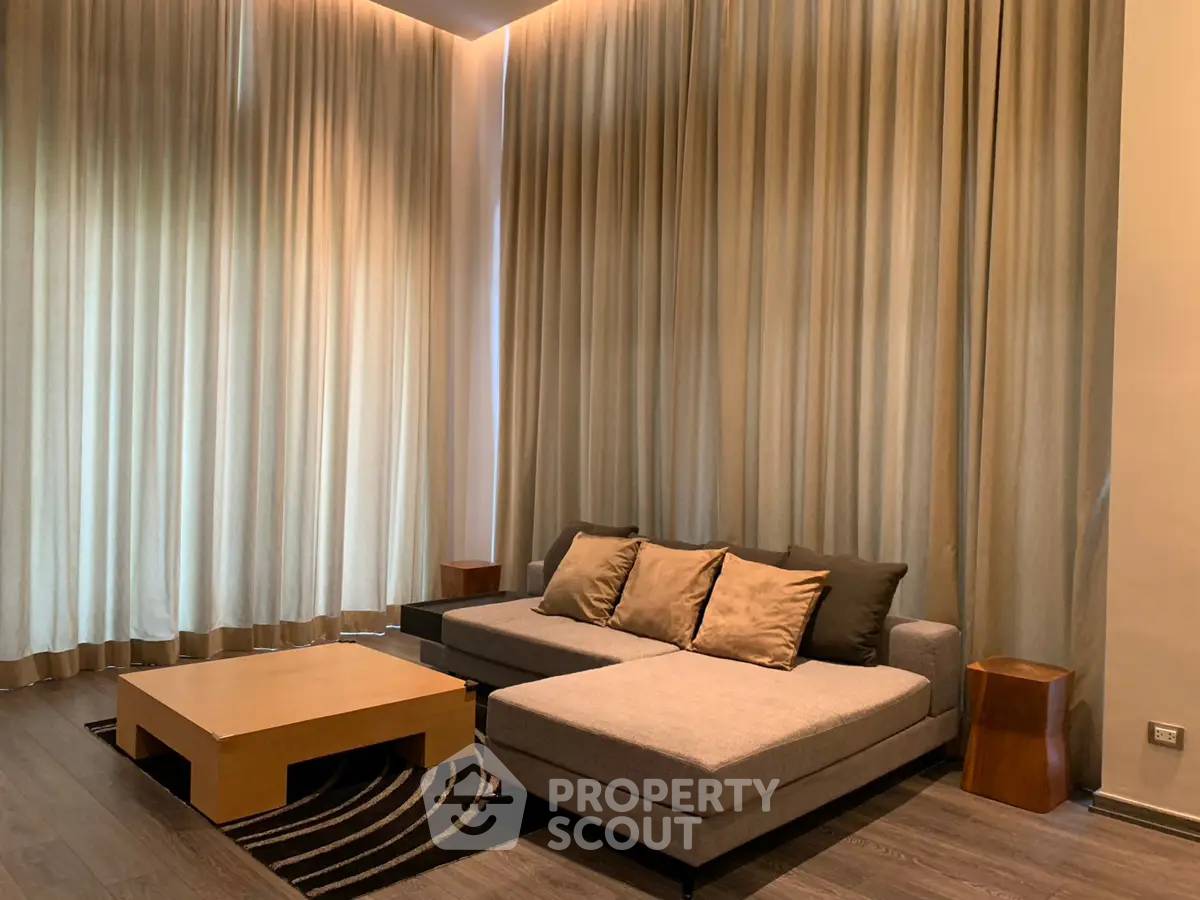 picture Well-Priced 3-BR 266 Sqm At The Crest Ruamrudee, 90m to BTS Phloen Chit (ID 2873735) - 1/16
