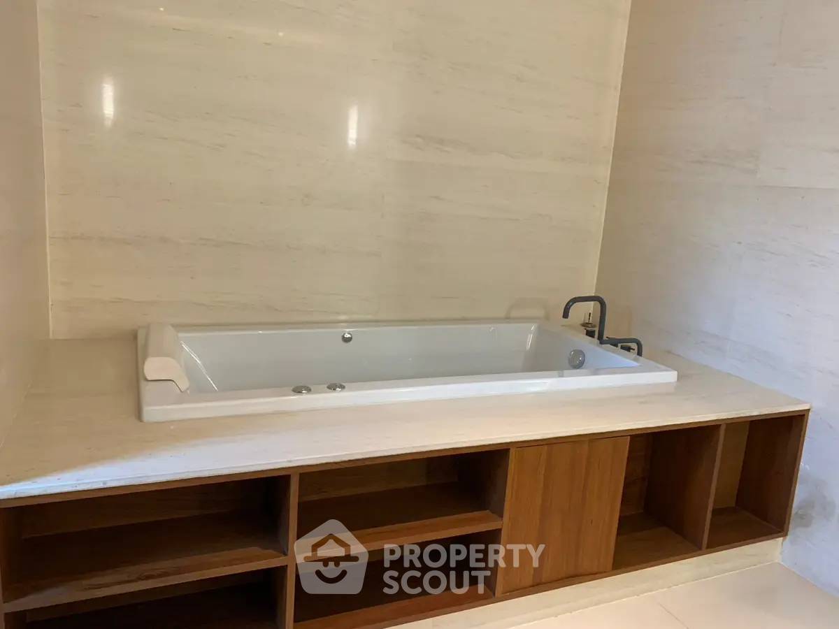 picture Well-Priced 3-BR 266 Sqm At The Crest Ruamrudee, 90m to BTS Phloen Chit (ID 2873735) - 12/16