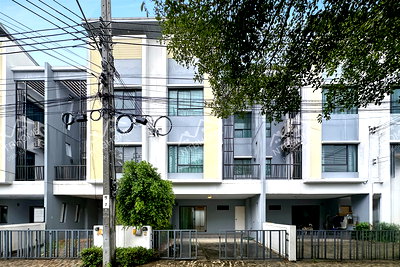 ทาวน์โฮม โรงเรียนนานาชาติเด่นหล้า : ทาวน์โฮม 3 ชั้น ธนาคลัสเตอร์ ราชพฤกษ์ – สถานีบางพลู ต้นโครงการ แปลงหน้าสวน พร้อมอยู่ ใกล้ MRT สายสีม่วง สถานีบางรักใหญ่