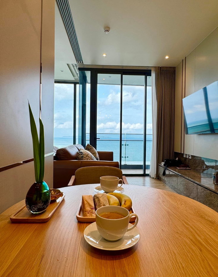 picture Luxury Beach front condo Arom Wongamart Pattaya  - 2/10