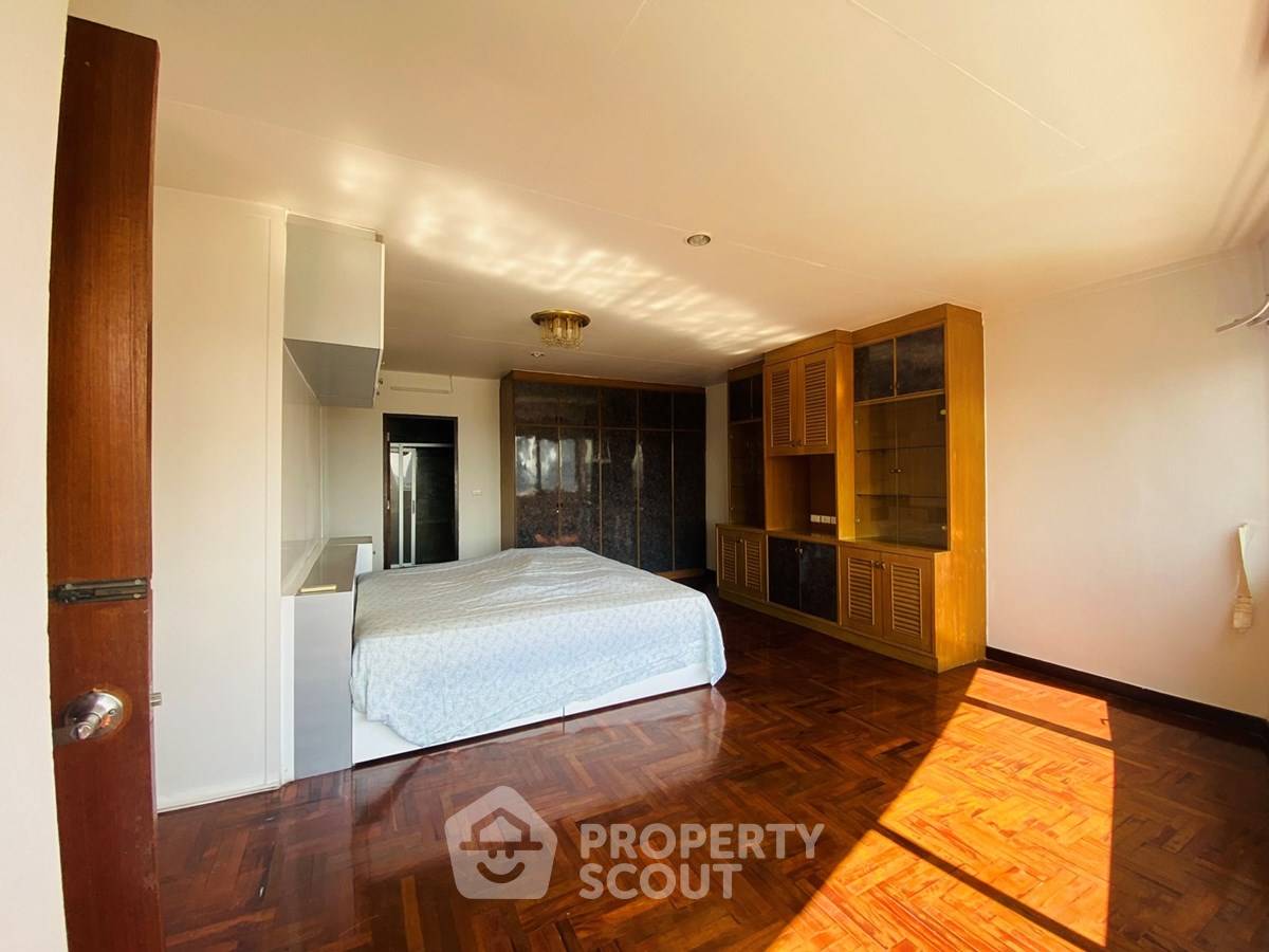 picture 3-BR Condo at Saichol Mansion near BTS Saphan Taksin (ID 2874554) - 13/27