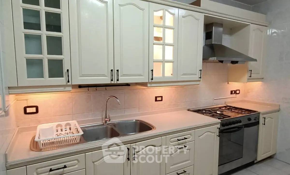 picture 3-BR Condo at Baan Prida Condominium near BTS Nana (ID 2873597) - 5/15