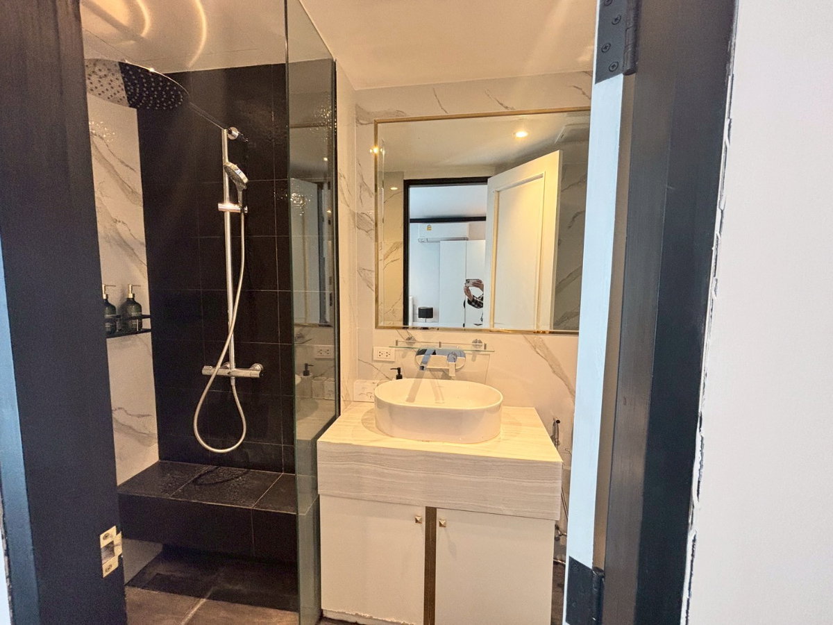 รูป บ้านใหม่ ตกแต่งครบ ทำเลสุขุมวิท ใกล้ BTS เพียง 5 นาที ** NO CO-AGENT ** - รูปที่ 27/29
