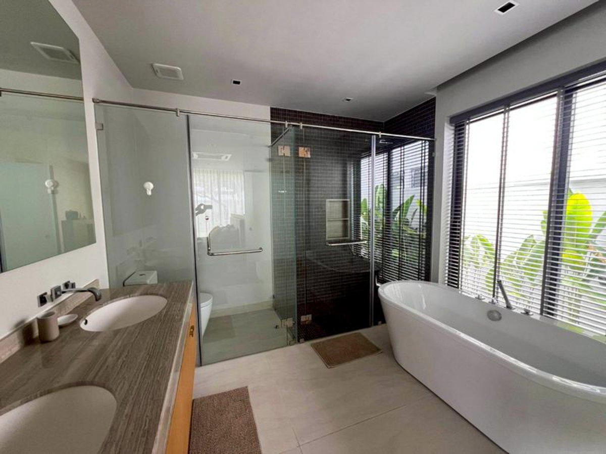รูป วิลล่าหรูสไตล์โมเดิร์นลอฟท์ พร้อมสระว่ายน้ำและ Garden Suite ในเชิงทะเล – 3 ห้องนอน - รูปที่ 12/20