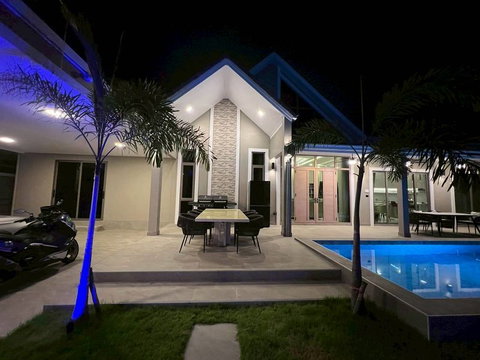 Single pool villa for sale in Pattaya, Bang Lamung, Chonburi, with a private swimming pool.