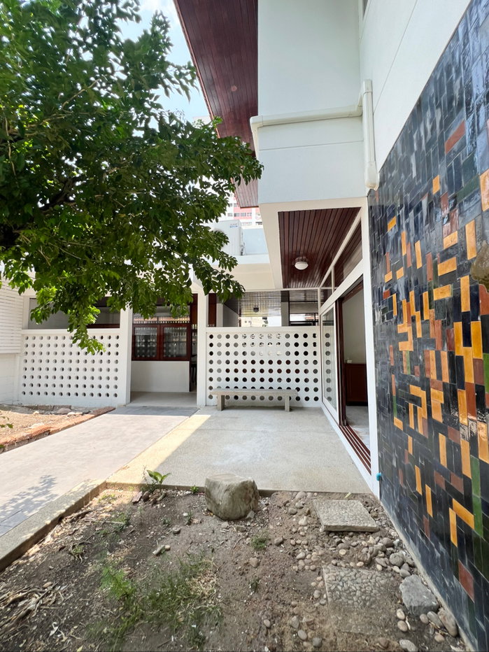 รูป 🏡✨ For Rent | ให้เช่า บ้านเดี่ยวสุขุมวิท 71 รีโนเวทใหม่ทั้งหลัง สไตล์คลาสสิค ใกล้โรงเรียนนานาชาติ  - รูปที่ 2/62