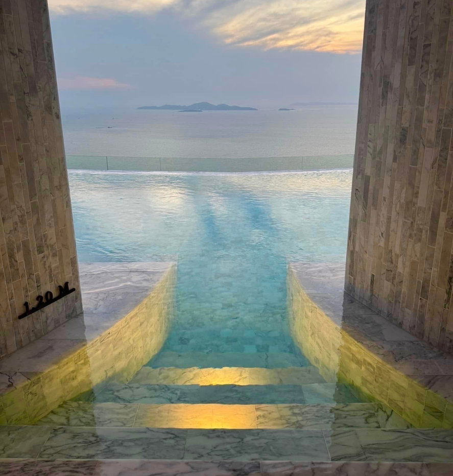 picture Luxury Beach front condo Arom Wongamart Pattaya  - 10/10