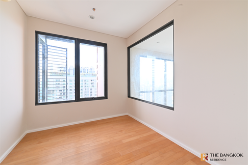 Villa Asoke near MRT Phetchaburi Station Luxuriously Elevated Unit