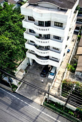 เช่ากิจการ วัน แบงค็อก   : สุขุมวิท 23-33 ใกล้ BTS พร้อมพงษ์ 900 ม. อาคารอพาร์ตเมนต์ 6 ชั้น 10 ห้อง 130 ตร.ม. ต่อห้อง มีแบบ 2 นอน 3 น้ำ เหมาะทำ AirBNB โรงแรม