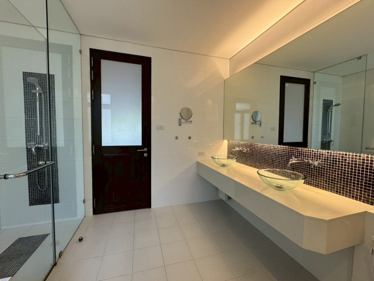รูป บ้านหรูให้เช่าพร้อมสระว่ายน้ำส่วนตัว พร้อมพงษ์ ** NO CO-AGENT ** - รูปที่ 23/24