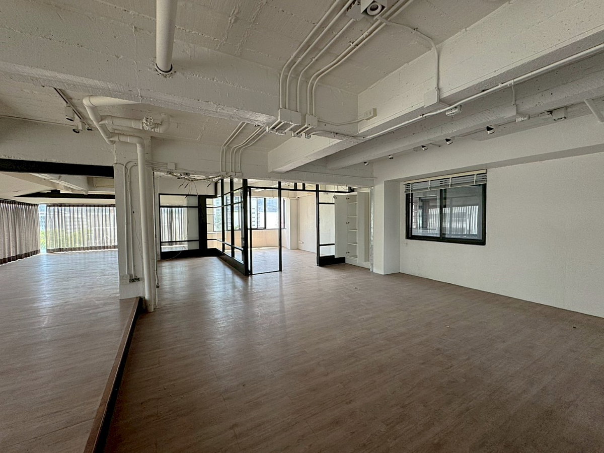 picture Space for rent, ideal for retail shops and office use, located near BTS Phrom Phong ** NO CO-AGENT ** - 8/12
