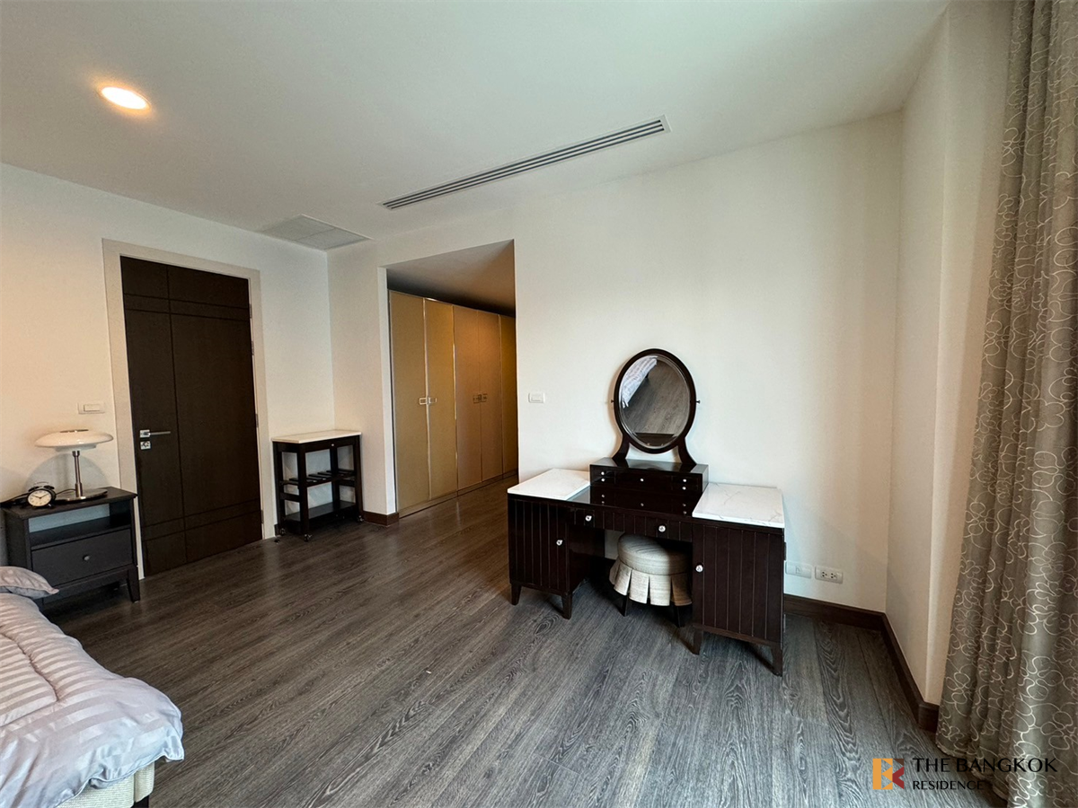 picture The Crest Ruamrudee condominium  Luxury Unit, Ready for You Without the Wait - 3/10