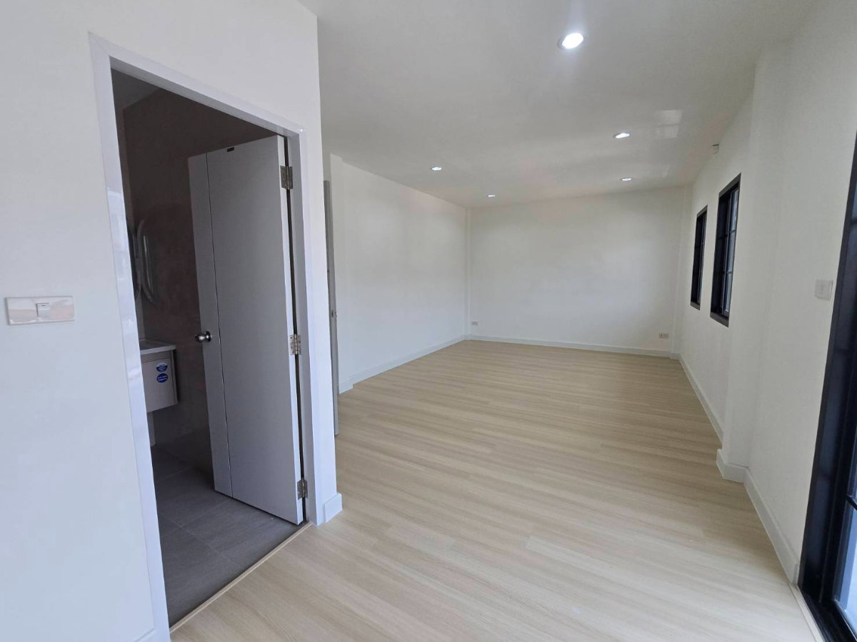 รูป บ้านเดี่ยวหลังใหญ่ กว้างมาก ทำเลดี หมู่บ้าน อยู่เย็น หลังมุมใน ซอยรามอินทรา 34 แยก 20 บางเขน แถมเฟอร์, แอร์ - รูปที่ 39/53