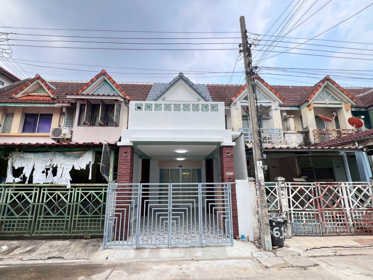 รูป  ทาวน์เฮ้าส์ รีโนเวทใหม่ หมู่บ้านพูนสินธานี 3 ซ.14 ซอยเคหะร่มเกล้า64 แขวงคลองสองต้นนุ่น เขตลาดกระบัง แถมเฟอร์ฯพร้อมอยู่ - รูปที่ 2/29