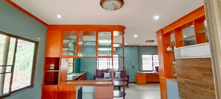 รูป ขายบ้านสวย หลังใหญ่ เงียบสงบ  สะดวกสบาย     มีที่จอดรถเยอะ - รูปที่ 3/17