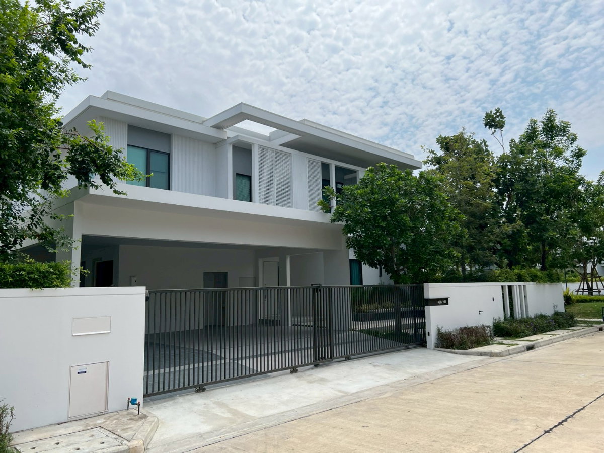 For rent: Luxurious detached house, beautifully decorated, Manthana Bangna Km.15, 4 bedrooms, 5 bathrooms, 4 parking spaces.