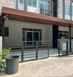 รูปภาพ Two-story townhouse for rent in Gusto Town Home Ramkhamhaeng project. 132 sq m of usable space, 3 bedrooms, 3 bathrooms. Convenient transportation.