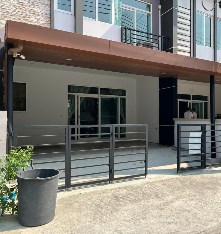 รูป ให้เช่าทาวน์เฮ้าส์ 2 ชั้น โครงการ Gusto Town Home รามคำแหง พื้นที่ใช้สอย 132 ตรม. 3 ห้องนอน, 3 ห้องน้ำ, กัสโต้ ทาวน์โฮม รามคำแหง เพราะการเดินทางสะดวก - รูปที่ 1/11