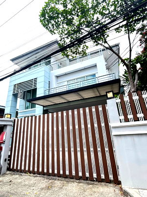 Houses for rent Bangkok : WS7402 🏡🔥 Luxurious 3-story detached house, Pracha Rat Bamrung 10, near MRT Huai Khwang. Only 70,000 baht/month.