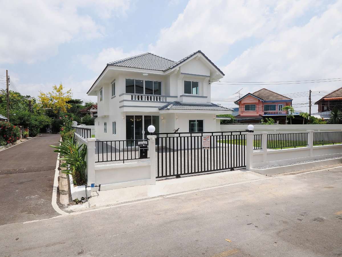 รูป ขายราคาพิเศษ บ้านเดี่ยว 2 ชั้น ม.เบญจทรัพย์นคร ขนาด 126.1 ตร.ว 6 นอน 2 น้ำ  วัสดุพรีเมี่ยม พร้อมเฟอร์ เข้าอยู่ได้ทันที [เอกชัย-พระราม2] - รูปที่ 1/69