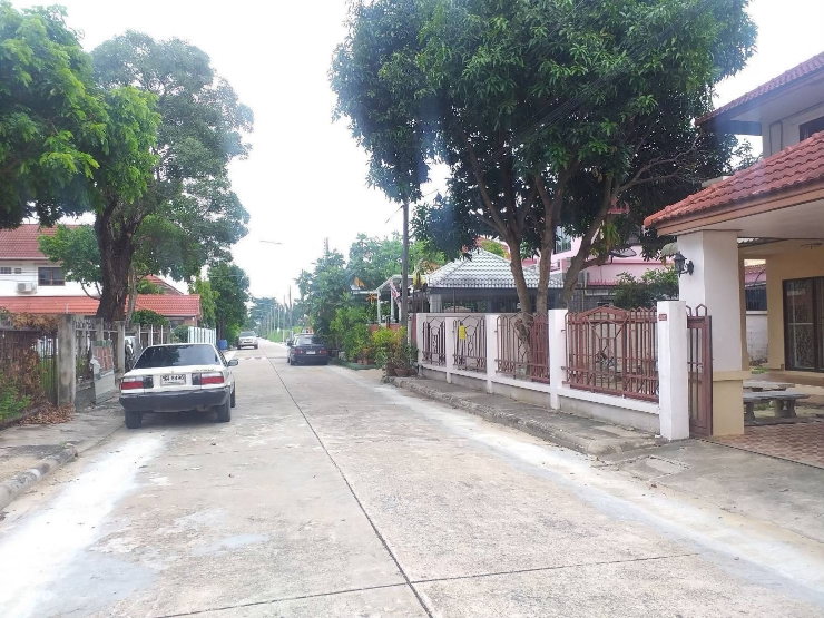 รูป ขายบ้านสวย หลังใหญ่ เงียบสงบ  สะดวกสบาย     มีที่จอดรถเยอะ - รูปที่ 2/17