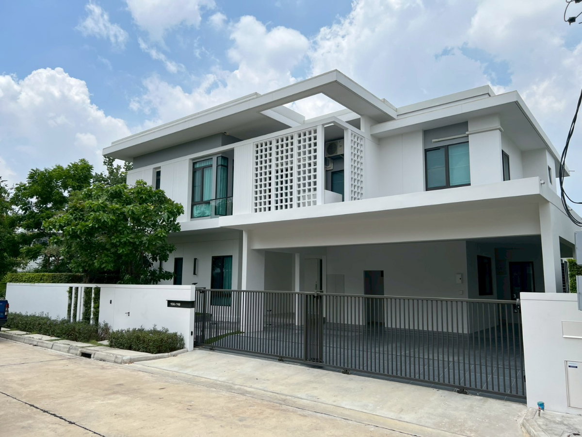 For rent: Luxury detached house, Manthana Bangna KM.15, 4 bedrooms, 5 bathrooms, 1 maid room, 4 parking spaces.