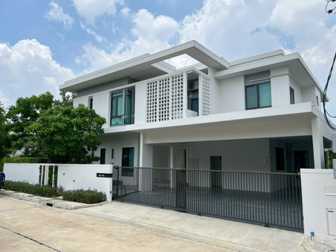 ให้เช่า: บ้านเดี่ยวหรู มัณฑนา บางนา กม.15, 4 ห้องนอน, 5 ห้องน้ำ, 1 ห้องแม่บ้าน, 4 จอดรถ