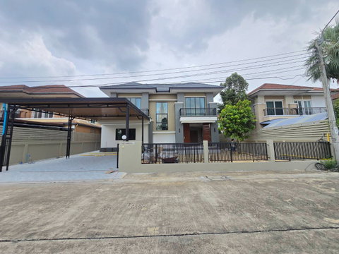 บ้านหลังใหญ่มาก กำลังรีโนเวทใกล้เสร็จ เนื้อที่กว้างมากๆ หมู่บ้าน ราชพฤกษ์ รามคำแหง-สุวินทวงศ์ ซอย5 ถนนสุวินทวงศ์ แขวงแสนแสบ เขตมีนบุรี ใกล้รถไฟฟ้า