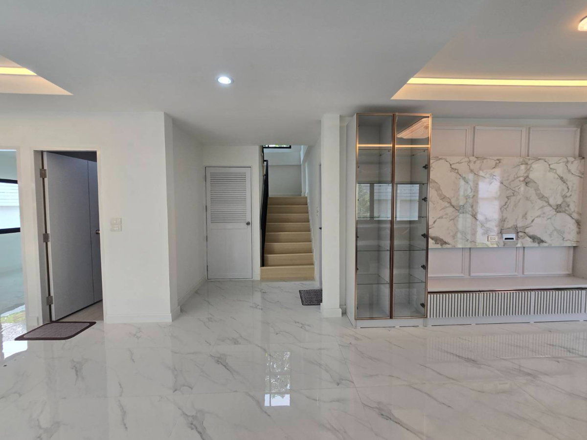 รูป บ้านเดี่ยวหลังใหญ่ กว้างมาก ทำเลดี หมู่บ้าน อยู่เย็น หลังมุมใน ซอยรามอินทรา 34 แยก 20 บางเขน แถมเฟอร์, แอร์ - รูปที่ 31/53