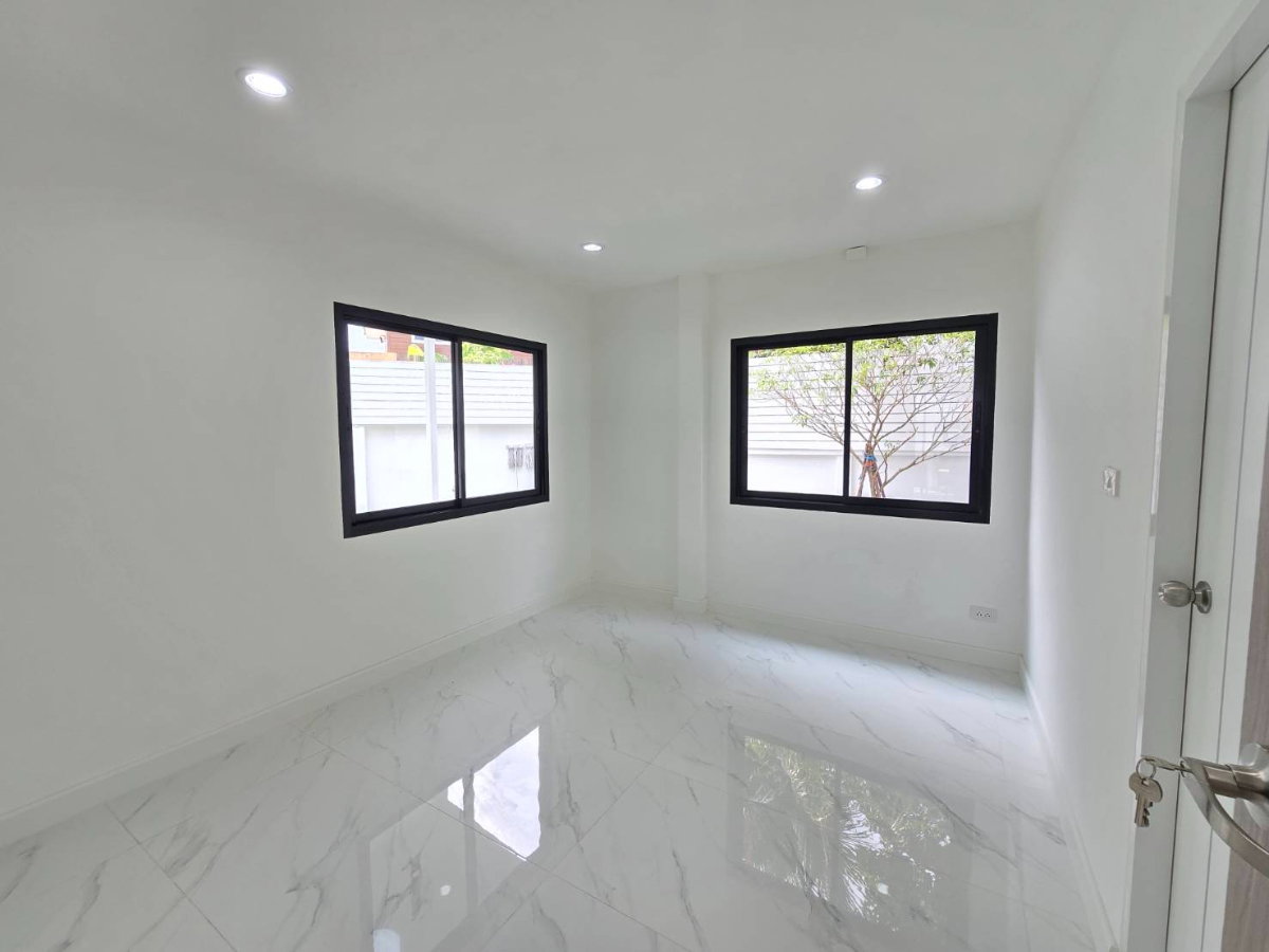 รูป บ้านเดี่ยวหลังใหญ่ กว้างมาก ทำเลดี หมู่บ้าน อยู่เย็น หลังมุมใน ซอยรามอินทรา 34 แยก 20 บางเขน แถมเฟอร์, แอร์ - รูปที่ 27/53