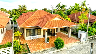 เช่าบ้านเดี่ยว ถนนศรีสุนทร ภูเก็ต  : หน้าหมู่บ้าน บ้านเดี่ยวชั้นเดียว 2 นอน 2 น้ำ ป่าคลอก ถลาง ภูเก็ต 7-11กล้ตลาดสดป่าคลอก 700 ม. 56ตร.ว. รร.สิทธิ์สุนทรบำรุง 1.2 กม.