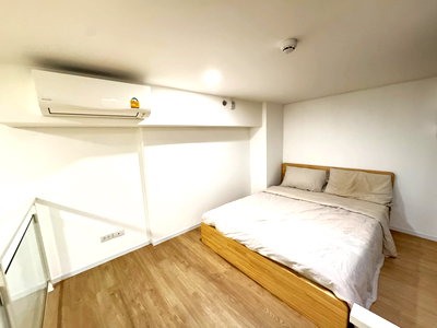 Condos for rent : P-50453 — Luxury Duplex Condo for Rent with High Ceiling & City View - Landmark @MRTA Station. Price 17,000 THB. Tel 085-592-2897 Line: @easythaihome