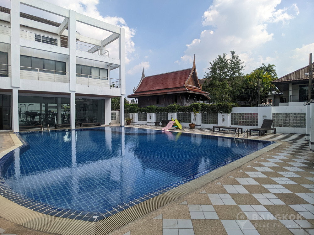 picture Exclusive 39 | Elegant Detached 4 Bed 4 Bath House with Shared Pool - 17/18