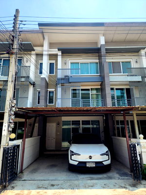 ทาวน์โฮม ถนนศรีนครินทร์-ร่มเกล้า : 🤝 เจ้าของขายเอง! ทาวน์โฮม 3 ชั้น Town Avenue กรุงเทพกรีฑา 7 สภาพมือหนึ่ง