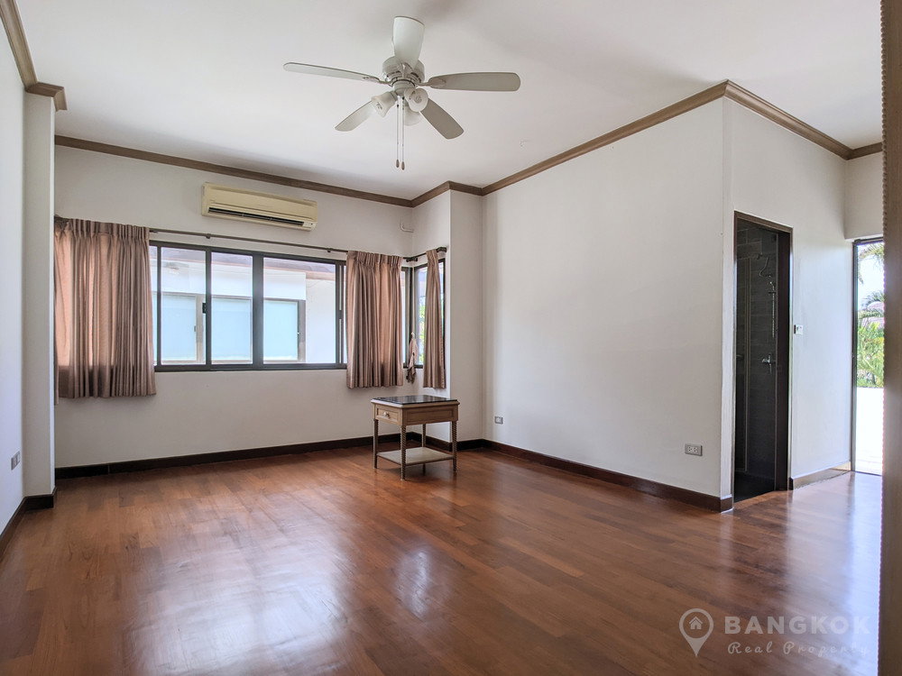 picture Exclusive 39 | Elegant Detached 4 Bed 4 Bath House with Shared Pool - 12/18