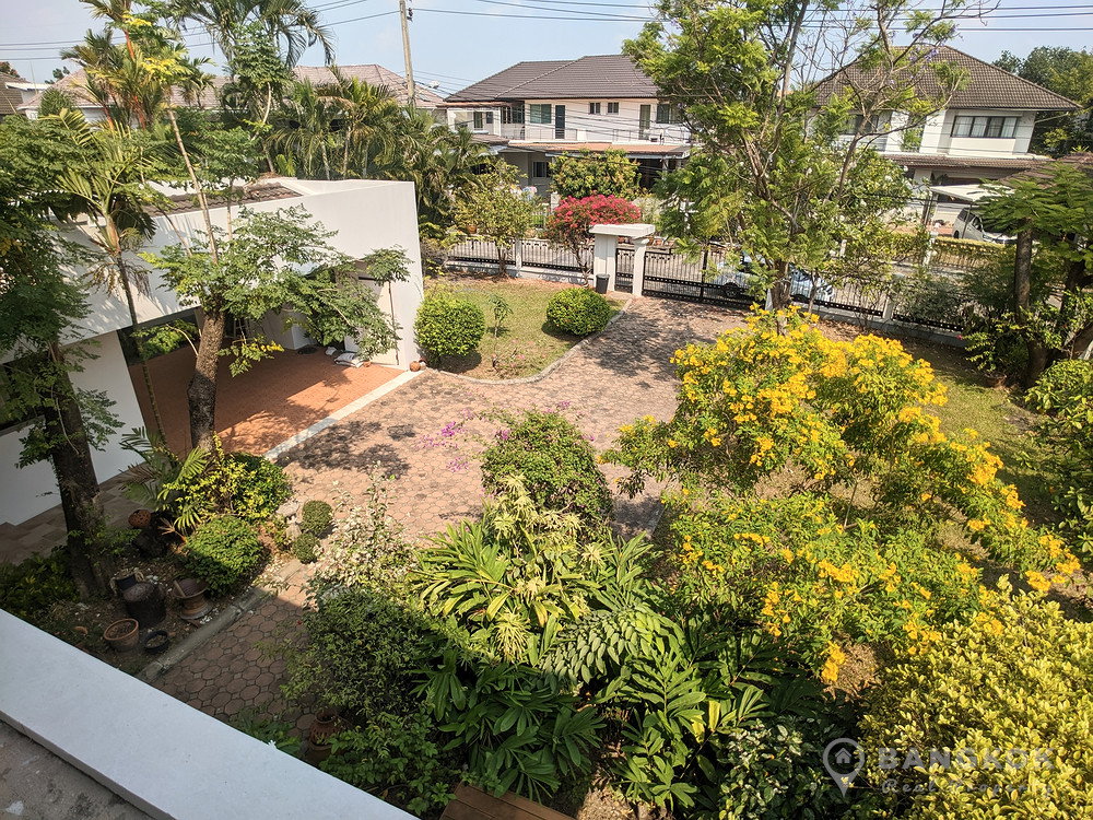 picture Exclusive 39 | Elegant Detached 4 Bed 4 Bath House with Shared Pool - 2/18