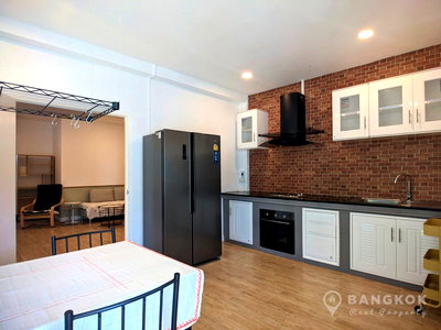 Shophouses for rent Saphan Sung : Sammakorn Village | Spacious Modern 2+1 Bed 2.5 Bath Apartment