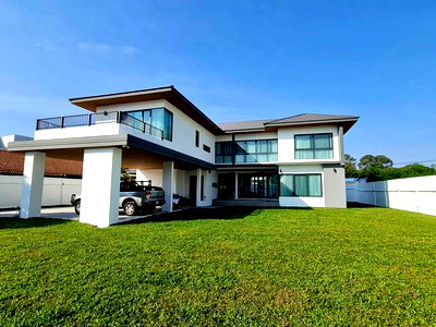 Houses for sale King Power Pattaya Complex : Luxury house in Pattaya, prime location, Praraphanimit Ruamsuk 11.