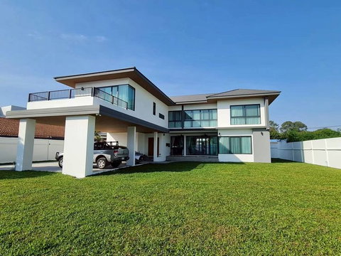 Luxury house in Pattaya, prime location, Praraphanimit Ruamsuk 11.