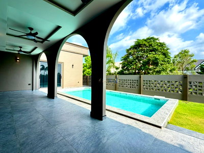 Houses for sale Bang Lamung Chonburi : pool villa for sale  just 5 minutes from the lake