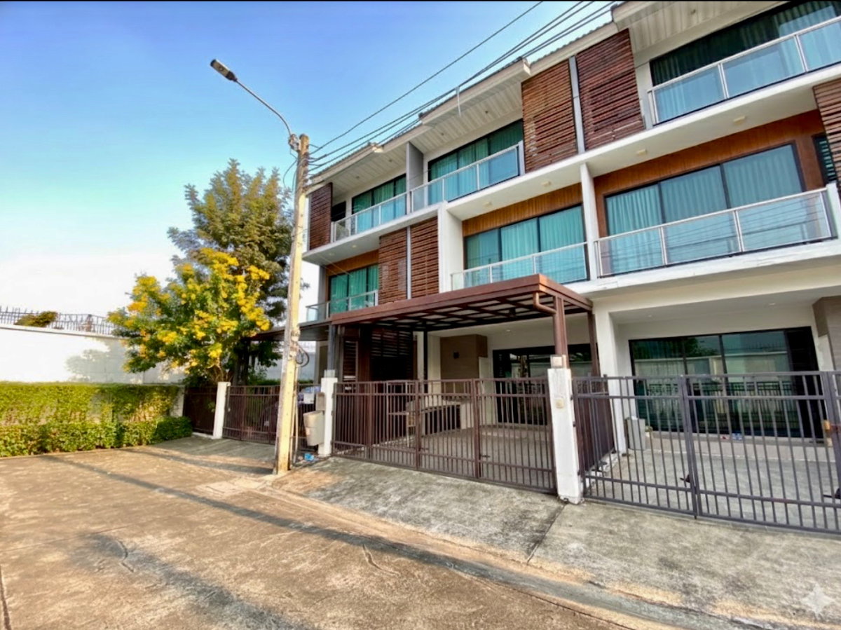รูป ขายด่วน! ราคาพิเศษ ทาวน์โฮม 3 ชั้น ศุภาลัย เอสเซ้นส์ ลาดพร้าว | ทำเลศักยภาพ ใจกลางลาดพร้าว – ใกล้ MRT ลาดพร้าว 101 เพียง 1 กม. บ้านสวยสไตล์โมเดิร์น - รูปที่ 2/23