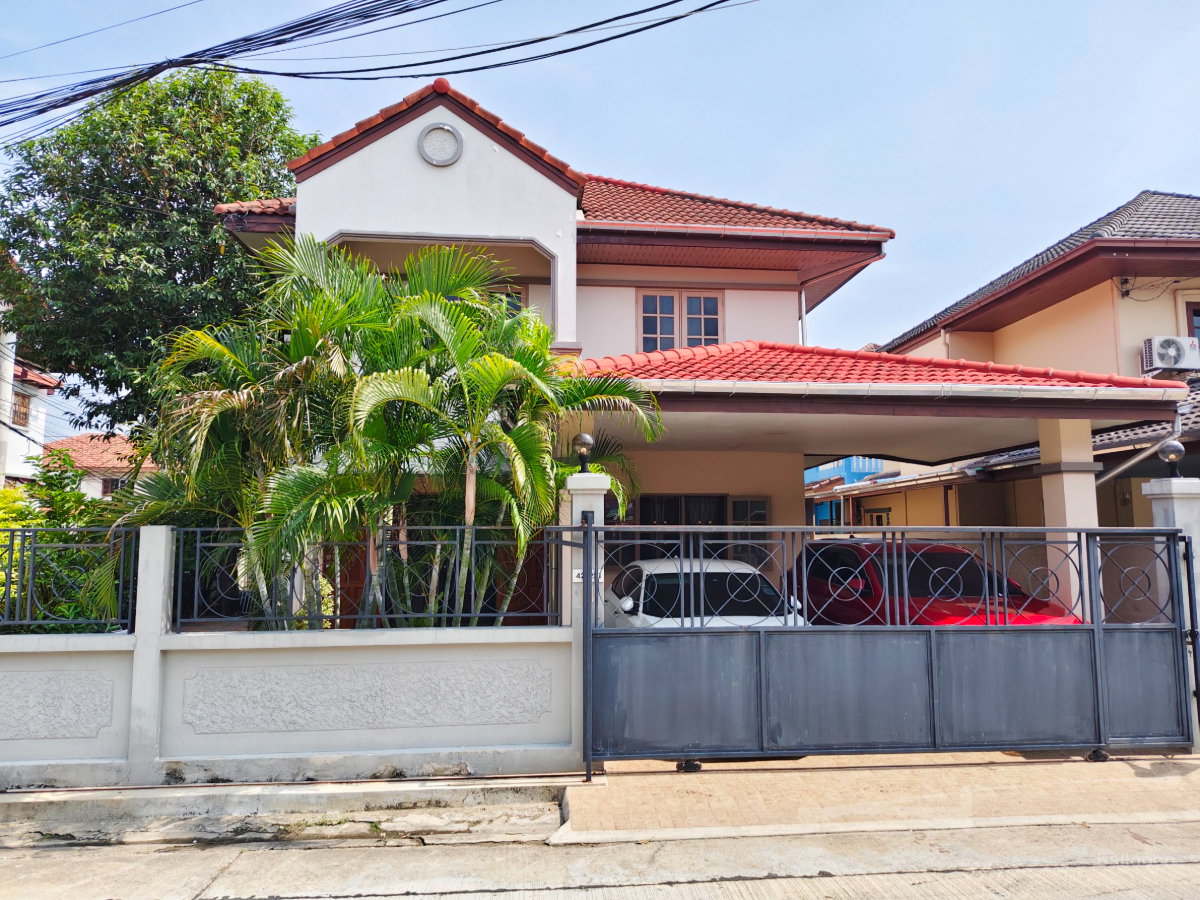 รูป ขายบ้านเดี่ยว 2 ชั้น ทำเลดี ติดถนนนิมิตใหม่ หมู่บ้านพนาสนธิ์การ์เด้นโฮม4 เนื้อที่ 55.9 ตร.ว หลังมุม บ้านสวย สงบ ร่มรื่น ติดถนนนิมิตใหม่ เดินทางสะดวก - รูปที่ 1/5