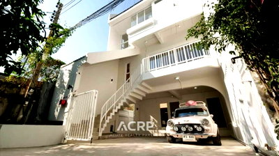 Houses for rent The Emquartier : Detached house for rent, Soi Pridi 42, Sukhumvit 71, single house, loft style. Pet friendly.