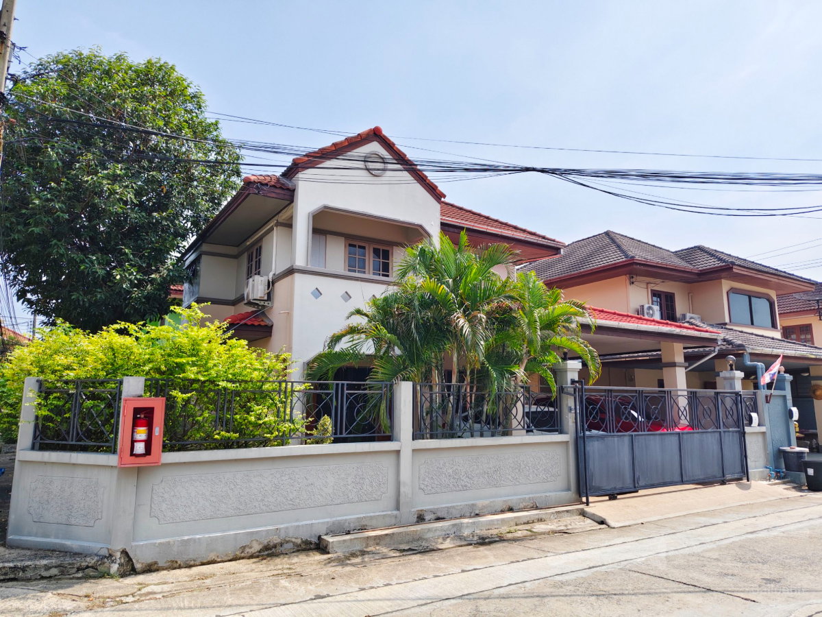 รูป ขายบ้านเดี่ยว 2 ชั้น ทำเลดี ติดถนนนิมิตใหม่ หมู่บ้านพนาสนธิ์การ์เด้นโฮม4 เนื้อที่ 55.9 ตร.ว หลังมุม บ้านสวย สงบ ร่มรื่น ติดถนนนิมิตใหม่ เดินทางสะดวก - รูปที่ 2/5