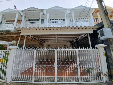 บ้านทาวน์เฮ้าส์3ชั้น ประชาอุทิศ12 จอดรถได้2คัน ทำเลดี เดินทางสะดวก ใกล้ถนนใหญ่ ใกล้ทางด่วน